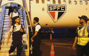 Jogadores do São Paulo desembarcando