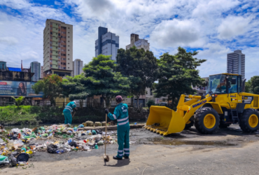 trabalhadores da ciclus coletando lixo