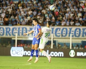 Nicolas disputando a bola contra o adversário.