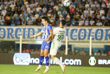 Nicolas disputando a bola contra o adversário.