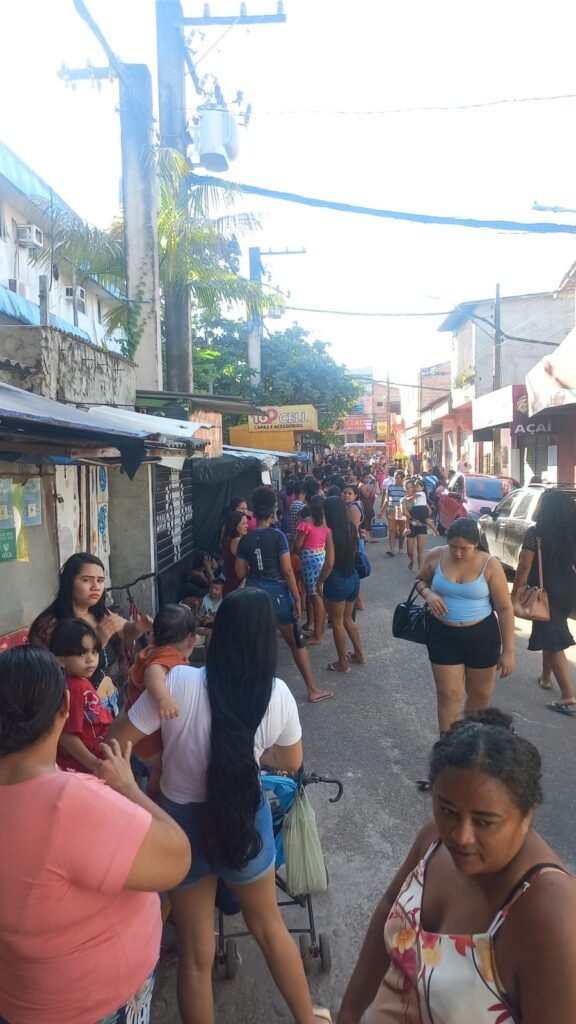 Fila em frente ao posto de saúde do Tapanã