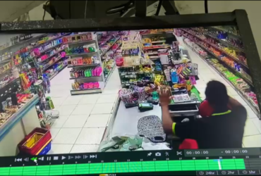 Vídeo da câmera de segurança do estabelecimento no momento que ocorre a ação criminosa.