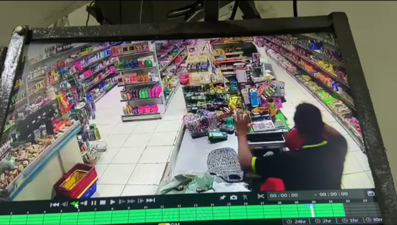 Vídeo da câmera de segurança do estabelecimento no momento que ocorre a ação criminosa.