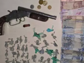 Arma caseira, dinheiro e papelotes de drogas