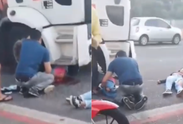 Homem fazendo os primeiros socorros em um vítima que foi arrastada por um caminhão.