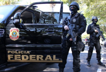Carro da Polícia Federal e dois agentes