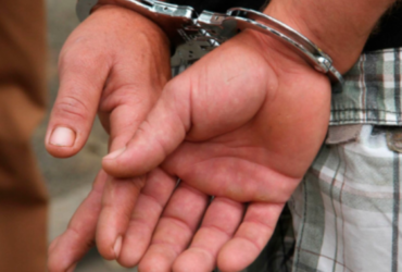 Homem sendo algemado