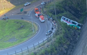 Acidente com ônibus visto de cima