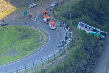 Acidente com ônibus visto de cima