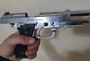 Pistola em punho das autoridades