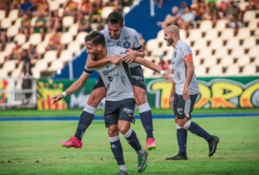 Raimar comemorando go contra o Sampaio Corrêa.