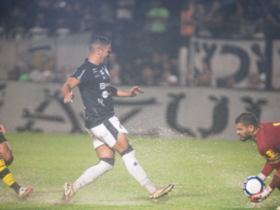 Jogador do Clube do Remo perdendo o tempo da bola