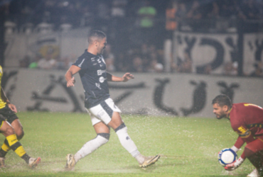 Jogador do Clube do Remo perdendo o tempo da bola