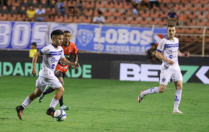 Esli Garcia conduzindo a bola