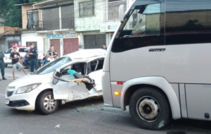 Acidente entre micro-ônibus e motorista de aplicativo.