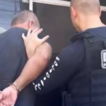 Polícia prendendo um homem careca
