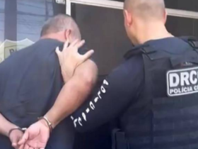 Polícia prendendo um homem careca