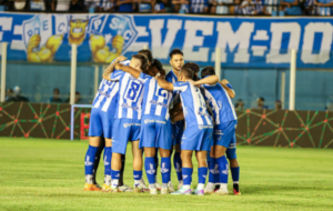Jogadores do Paysandu reunidos em campo