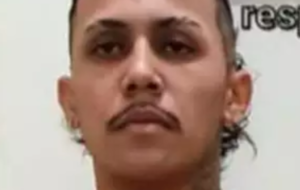 Foto de um homem sendo preso