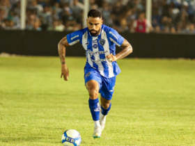 Netinho conduzindo a bola