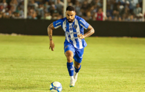 Netinho conduzindo a bola