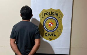 Homem sendo apresentado na delegacia