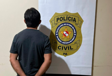 Homem sendo apresentado na delegacia