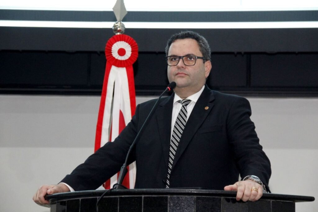 Deputado estadual Érick Monteiro no plenário da ALEPA.