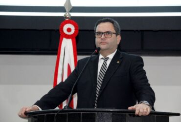 Deputado estadual Érick Monteiro no plenário da ALEPA.