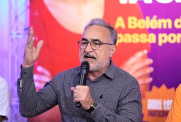 Edmilson Rodrigues fazendo discurso.