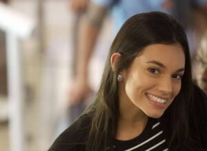 Foto de Alane Dias sorrindo