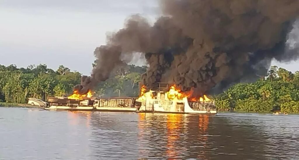 Registro do incêndio no rio Paraná, em Bagre, Marajó.