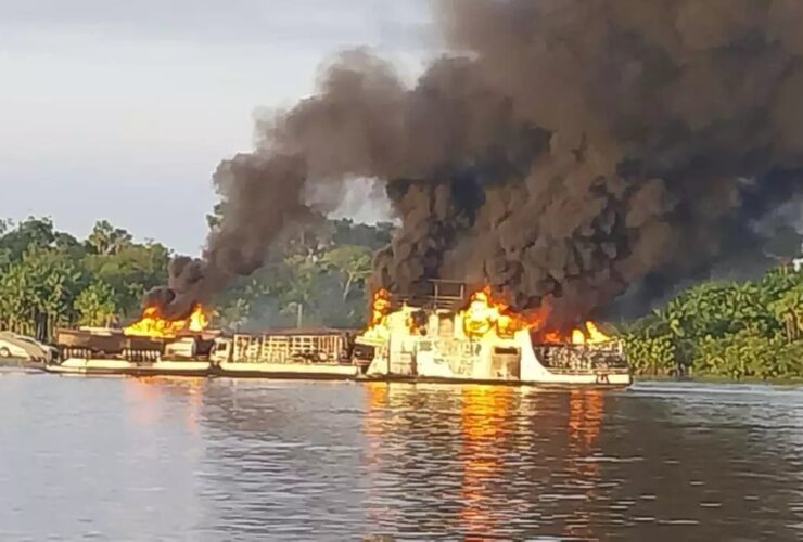 Registro do incêndio no rio Paraná, em Bagre, Marajó.