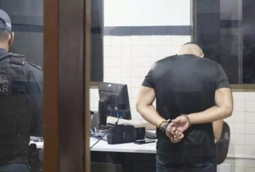 Acusado algemado na Seccional de São Brás.