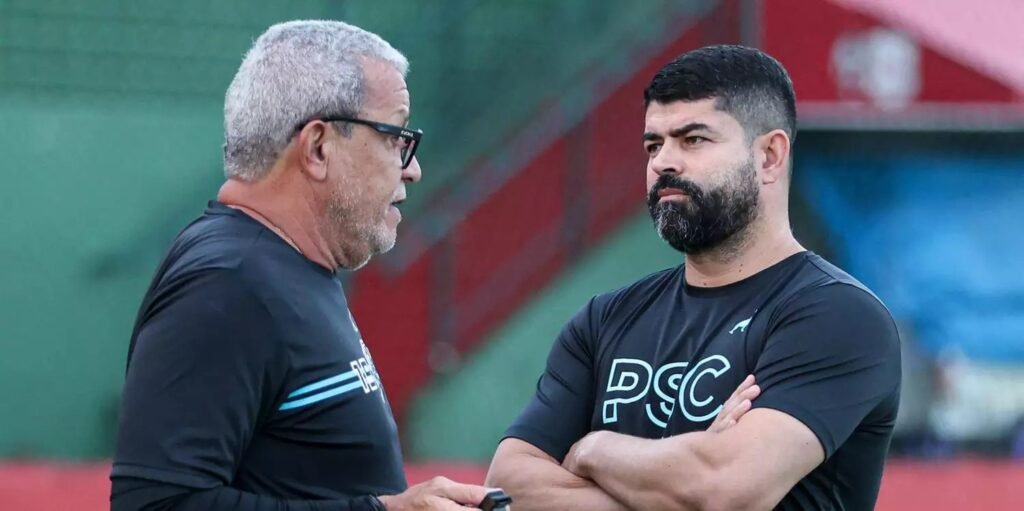 Técnico Hélio dos Anjos e Ari Barros.