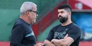 Técnico Hélio dos Anjos e Ari Barros.