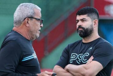 Técnico Hélio dos Anjos e Ari Barros.