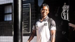 Atleta com a camisa do Santos.