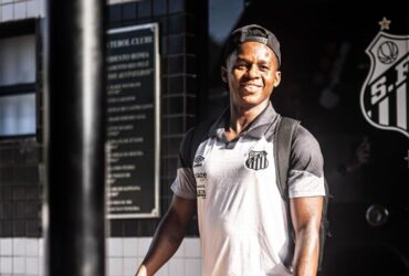 Atleta com a camisa do Santos.