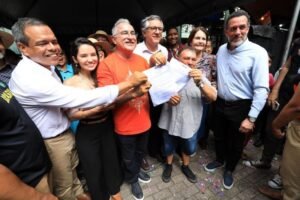 Edmilson Rodrigues assinando o contrato para a reforma do Ver-O-Peso.