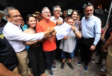 Edmilson Rodrigues assinando o contrato para a reforma do Ver-O-Peso.