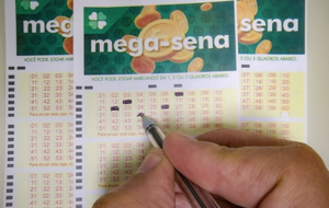 Pessoa marcando números em uma cartela da Mega-Sena