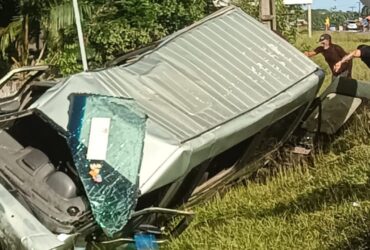 Van completamente destruída em um barranco