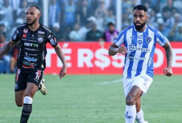 Netinho conduzindo a bola na Curuzu