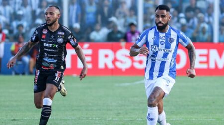 Netinho conduzindo a bola na Curuzu