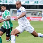 Jogadores de Paysandu e Coritiba disputando a bola