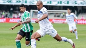 Jogadores de Paysandu e Coritiba disputando a bola