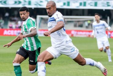 Jogadores de Paysandu e Coritiba disputando a bola