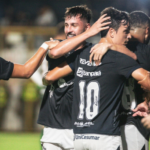 Jogadores do Remo comemorando uma vitória