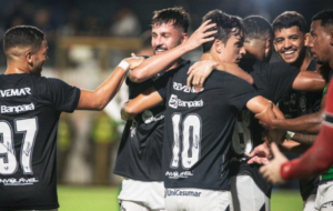 Jogadores do Remo comemorando uma vitória